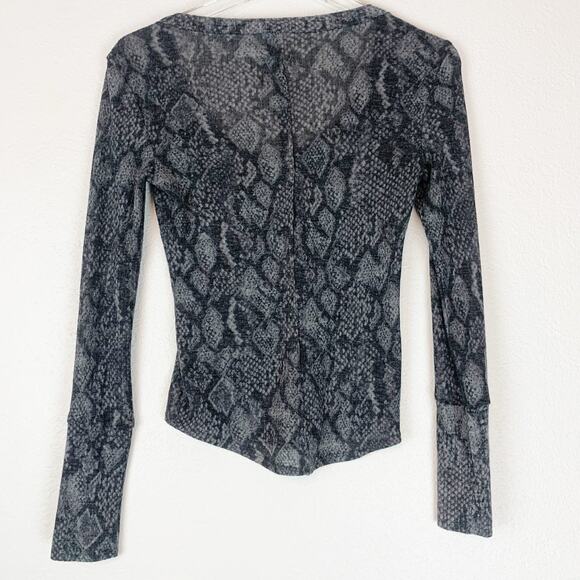 Pilcro Anthropologie Shirt Womens XXS Andie Ribbed Tissue Henley Thin Snakeprint - Picture 3 of 6